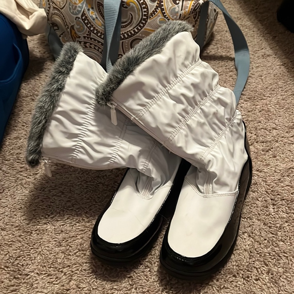 Snow boots